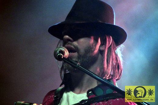 Fixi (F) with Winston McAnuff 7. Freedom Sounds Festival - Essigfabrik, Koeln 27.04.2019 (18).JPG